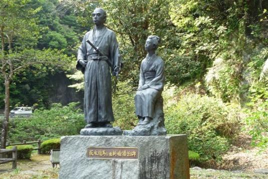 坂本龍馬・お龍新婚旅行湯治碑-2