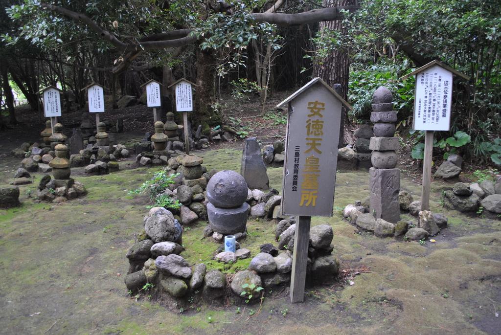 Emperor Antoku’s Grave-1