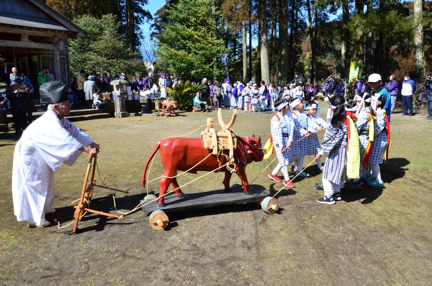 가노야시 쿠시라초 야마미야(山宮) 신사의 봄 축제 타우치(논 갈기) · 카기히키(나무싸움), 정월 춤-2