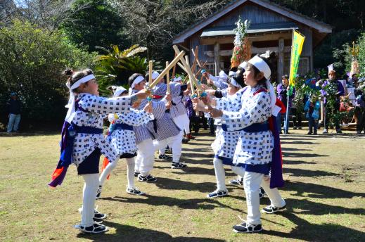 가노야시 쿠시라초 야마미야(山宮) 신사의 봄 축제 타우치(논 갈기) · 카기히키(나무싸움), 정월 춤-1