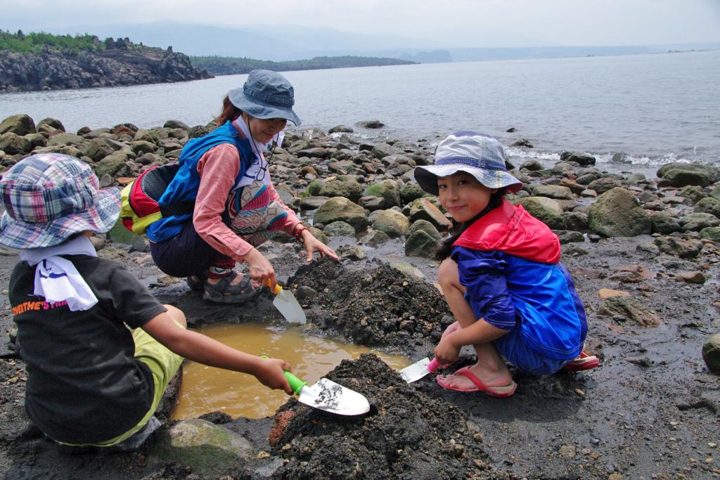桜島　天然温泉掘り体験（有村海岸）-1