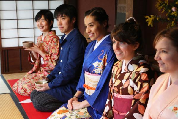 Tản bộ xung quanh Khu dinh thự samurai trong bộ kimono mà bạn có thể mang về nhà!-0