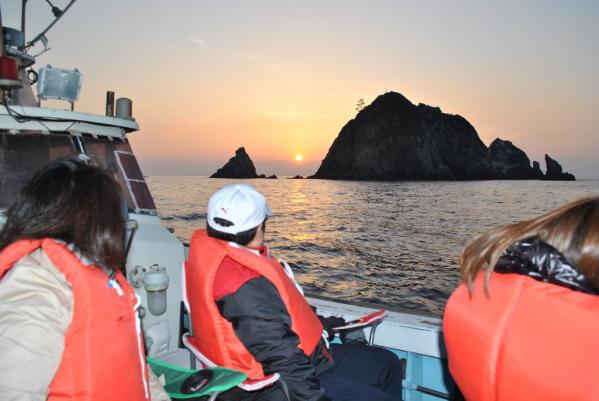 Take a sunset cruise on a local fishing boat!-8