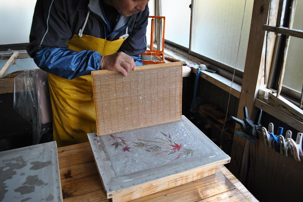 Make Japanese paper with an ancient, traditional method-2