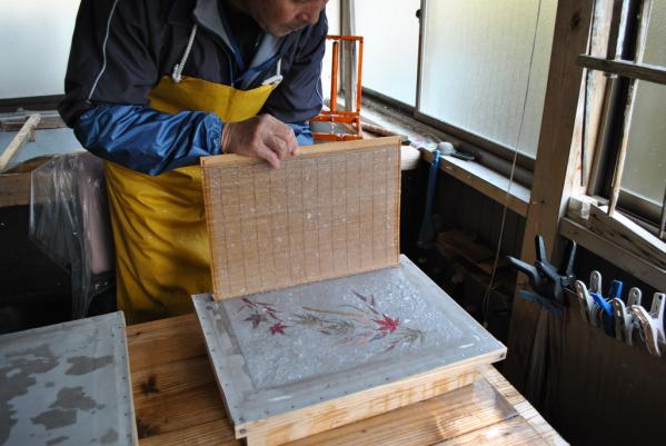 Make Japanese paper with an ancient, traditional method-2