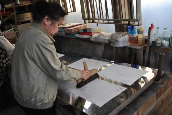 古代传统工法製造的传统纸浆和纸体验-5