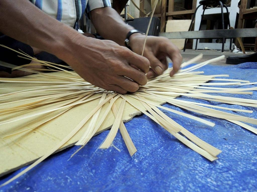 Try bamboo crafts in the town of bamboo-1