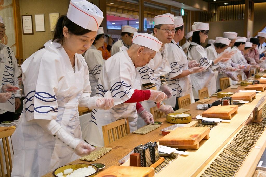 体验寿司匠人技艺，动手制作品尝寿司。-0