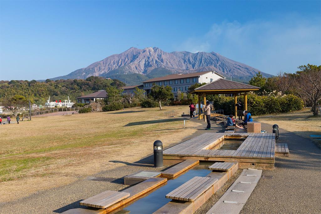 天然温泉で体感！「桜島」溶岩なぎさ公園足湯-1