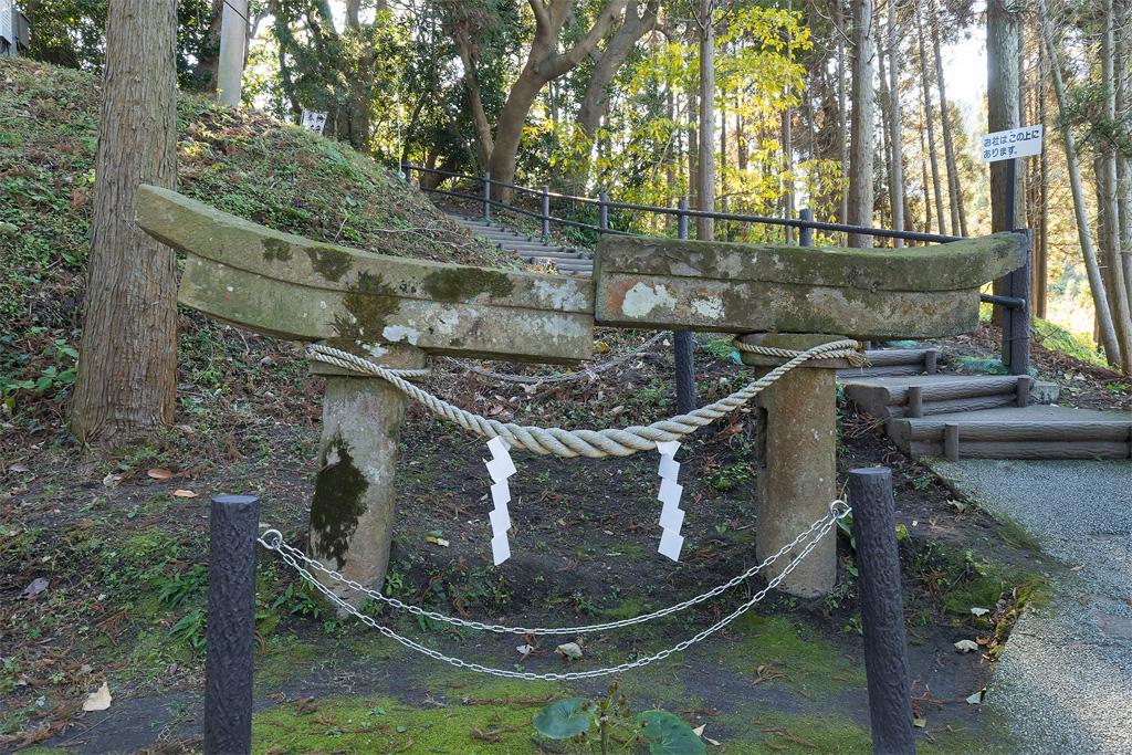 牛根麓埋没鳥居（稲荷大明神）-1