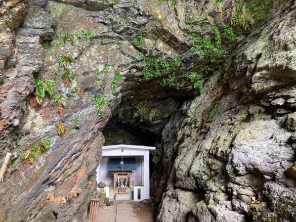 在洞窟裡的神社-2