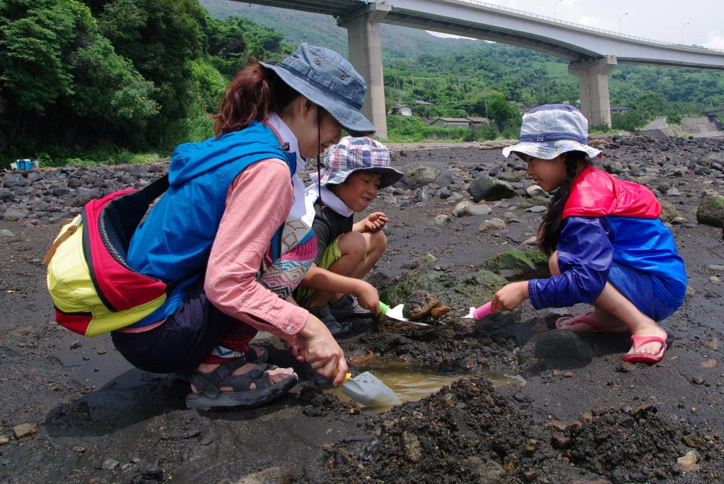 桜島の海辺の秘湯でマイ足湯「天然温泉掘り」-1