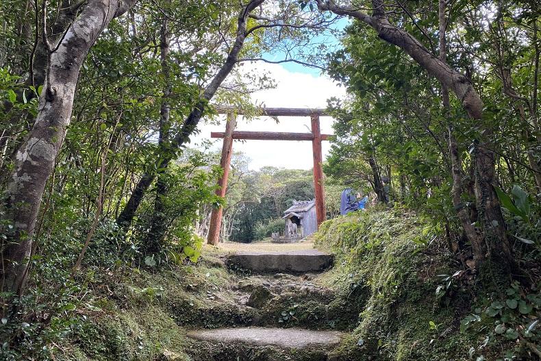 頂上付近の広場にある鳥居