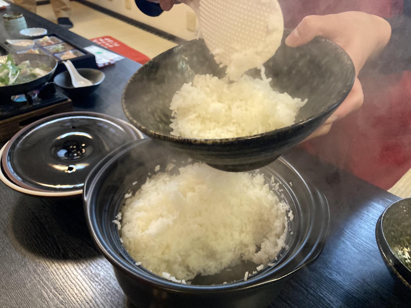 地元湧水を使った自慢の湧水土鍋ご膳-1