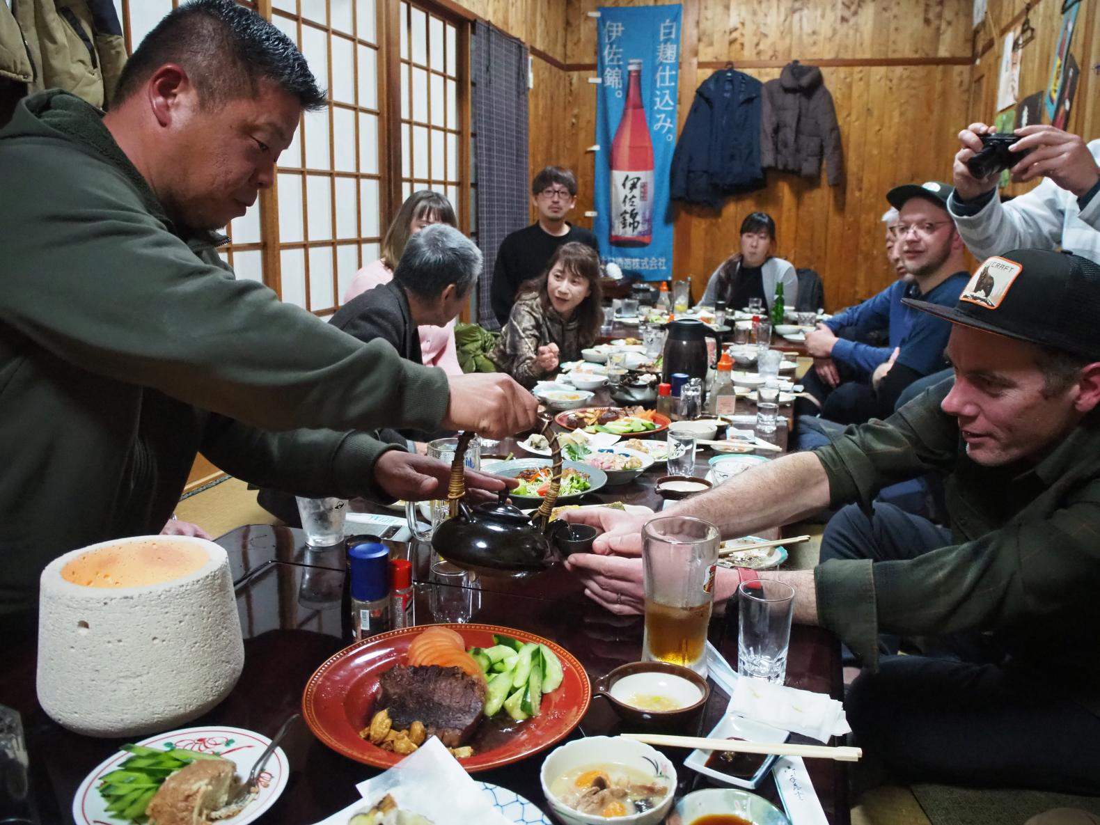 ローカル居酒屋で地域の人と焼酎飲ん方体験-1