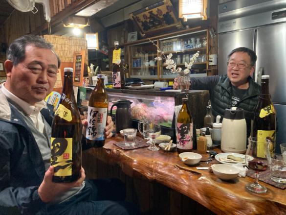 ローカル居酒屋で地域の人と焼酎飲ん方体験-6