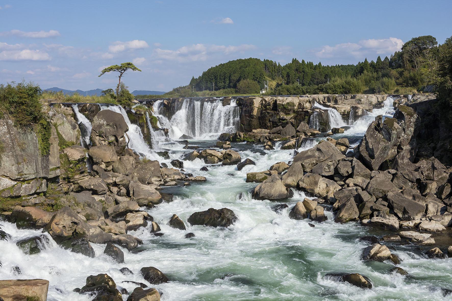 Canoe experience in the spectacular Sogi Falls area-1