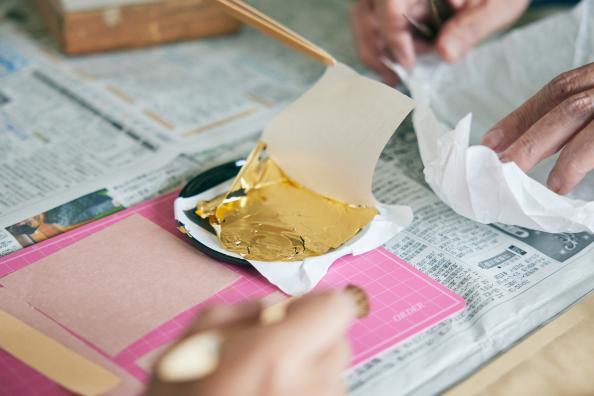 【伝統工芸・モノづくり】職人とつくる金箔押し体験（黒皿への金箔張り）-2