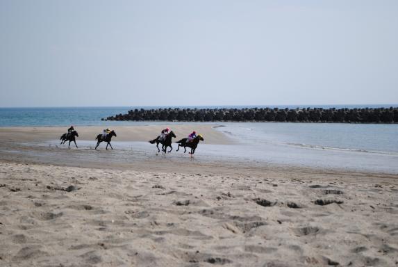 Horse racing along the Kushikino Beach / 串木野浜競馬3