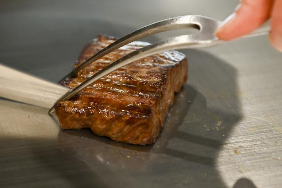 Grilled kuroushi beef / 黒牛の鉄板焼
