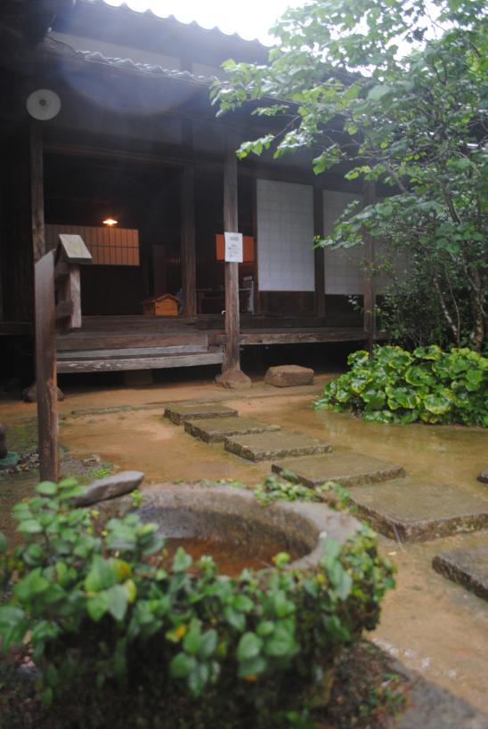 Izumi Samurai Residences / 麓武家屋敷・雨上がり