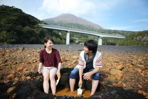 Foot bath digging experience at Sakurajima