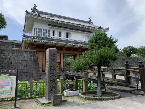 Goromon Gate (Tsurumaru Castle Ruins) / 鶴丸城御楼門とハス⑤